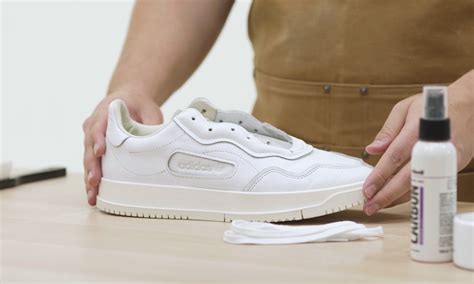 Witte sneakers schoonmaken met dit 6 stappenplan .